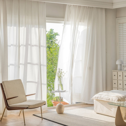 Weißer Vorhang für helles Schlafzimmer