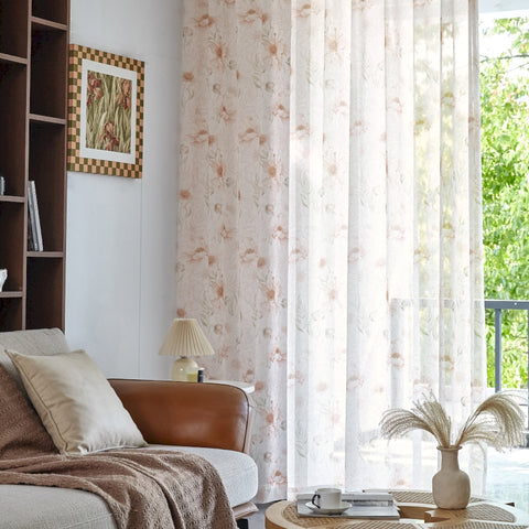 Pastellfarbener Blumenvorhang auf weißem Hintergrund, schicker Landhausstil
