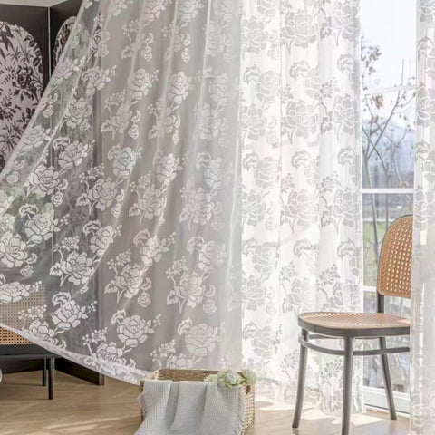 Romantisches, transparentes Wohnzimmer mit weißem Muster