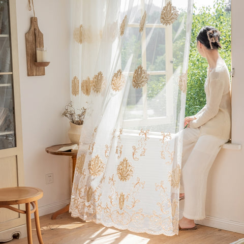 Transparentes Wohnzimmer mit goldener Stickerei