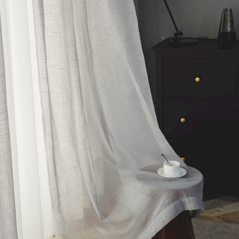 Modernes, transparentes Wohnzimmer mit maßgeschneiderten Lichtmustern