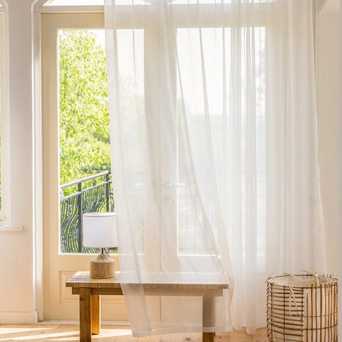 Moderner, transparenter Vorhang mit glänzendem Effekt