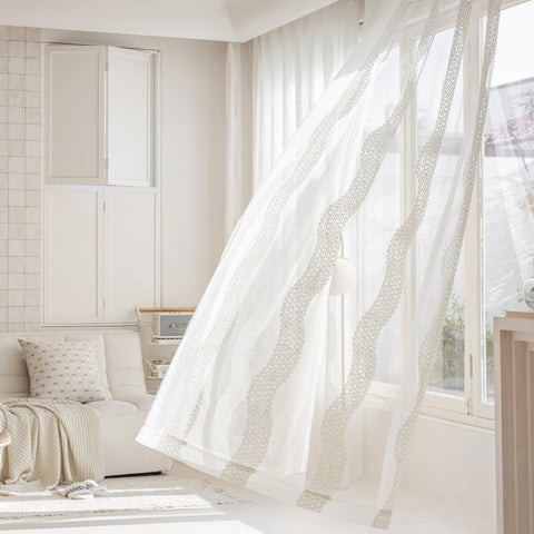 Transparente Vorhänge für das Wohnzimmer mit geschwungenen Mustern