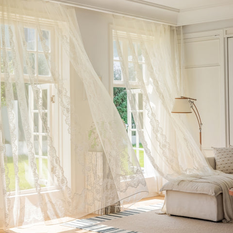 Transparenter, floraler Stickerei im orientalischen Stil