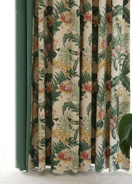 Tropische Vorhänge mit floraler Eleganz