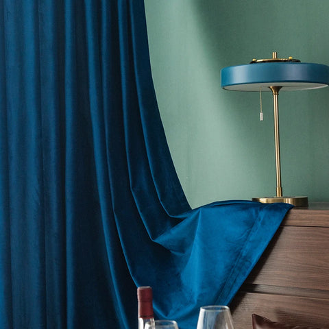 Weicher mitternachtsblauer Vorhang