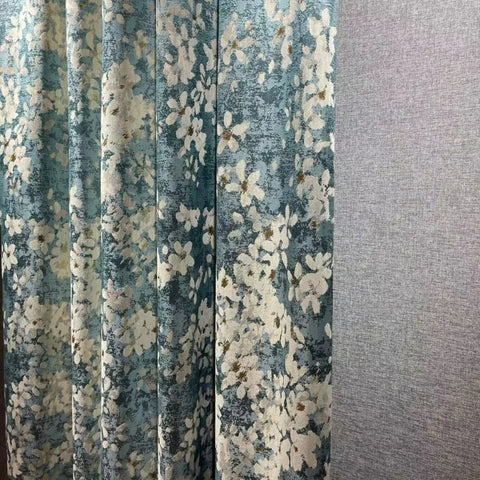 Romantischer blau-weißer Vorhang