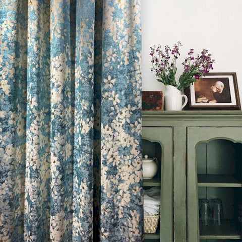 Blauer Vorhang Gänseblümchen weiße Blumen Vintage