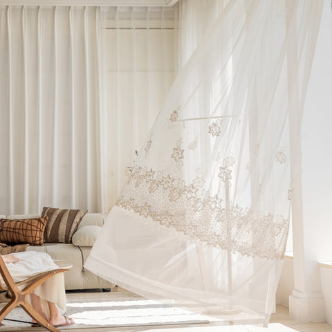 Transparente, bestickte Blumenspitze im klassischen, raffinierten Stil