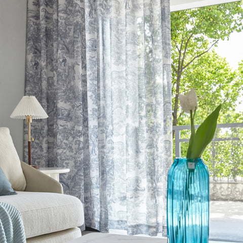 Grauer, bedruckter, durchsichtiger Vorhang im Toile-de-Jouy-Stil
