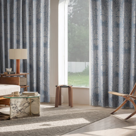 Eleganter Verdunkelungsvorhang mit blauer Blattstickerei