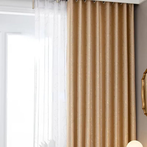 Eleganter Salon mit goldenem Vorhang