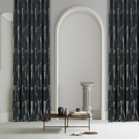 Verdunkelungsvorhang mit silbernen Mustern im modernen Barockstil