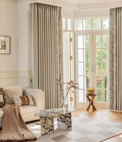 Grauer Vorhang, elegantes Wohnzimmer