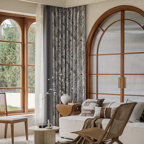 Grauer und weißer Blumenvorhang