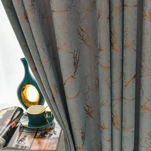 Vorhang mit goldenem Muster