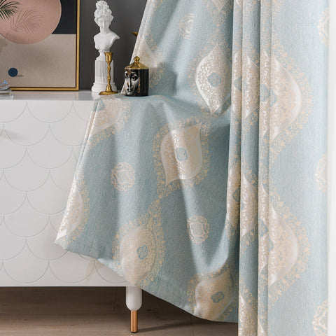 Vintage blau gemusterter Vorhang