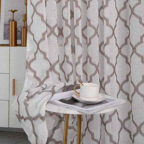 Weißer, durchsichtiger Vorhang mit modernen Mustern