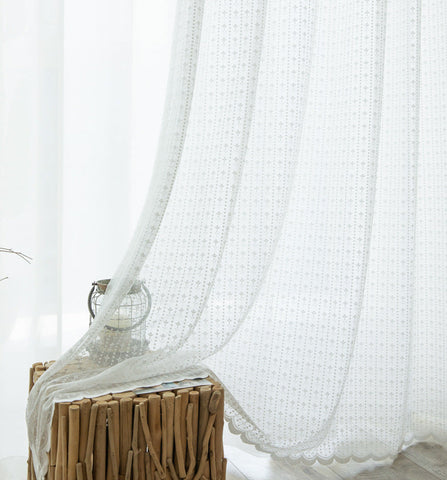 Trendiger weißer, transparenter Vorhang