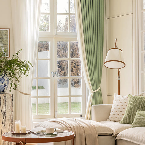 Grüner und weißer Vorhang