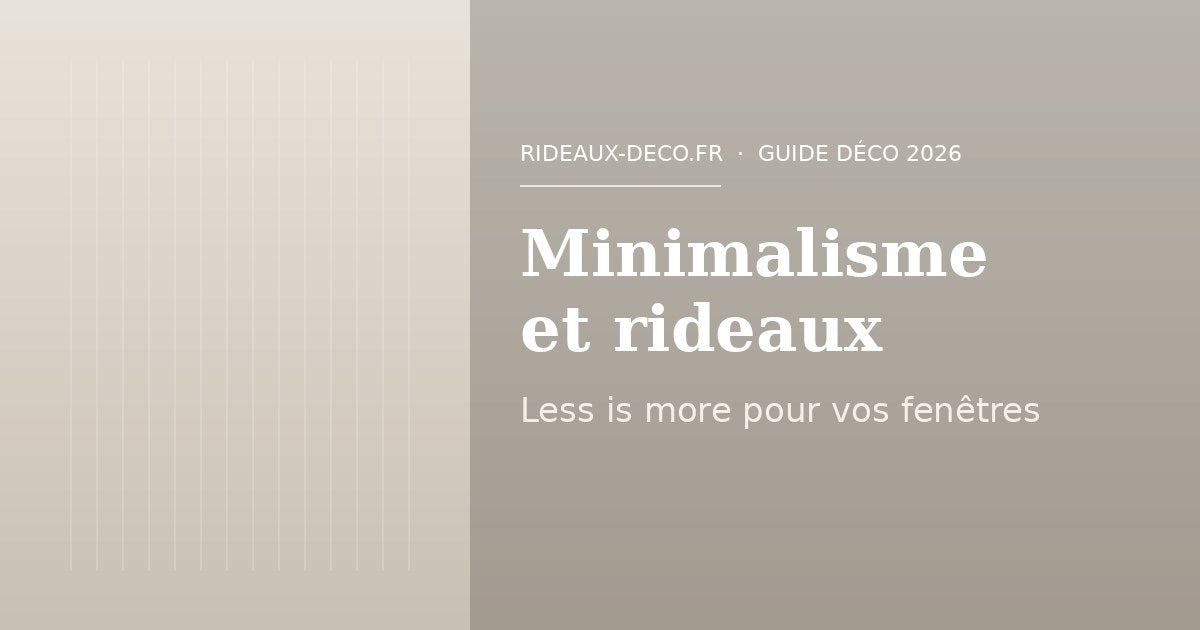 Rideaux minimalistes en lin clair posés haut et large dans un intérieur épuré et lumineux