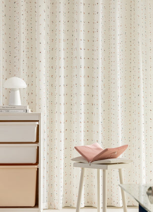 ein Zimmer mit einem Stuhl und einem Tisch, auf dem eine Vase steht