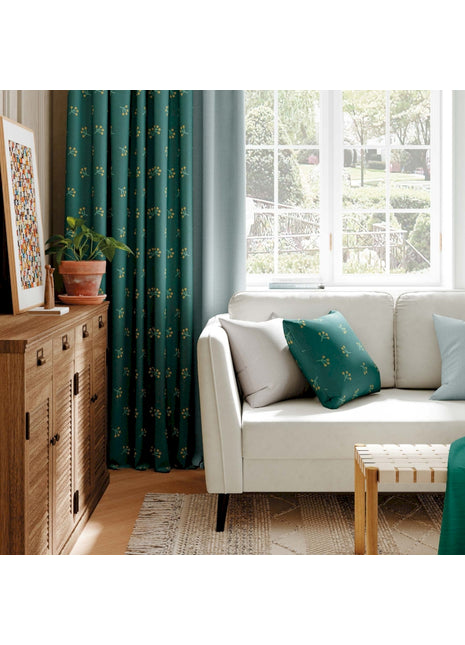 ein Wohnzimmer mit weißem Sofa und grünen Vorhängen