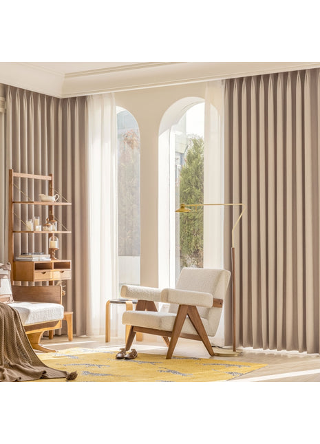 ein Schlafzimmer mit großem Fenster und einem Stuhl