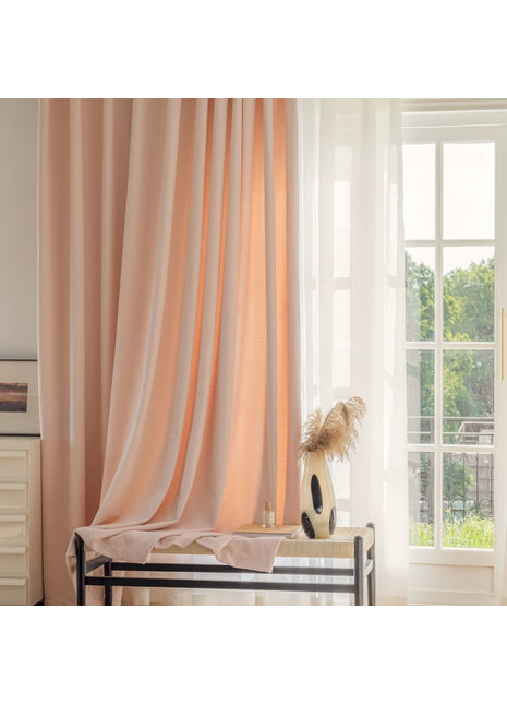 ein Zimmer mit einem Bett, einem Fenster und einer Vase