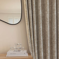 Ein Spiegel steht auf einem Holztisch