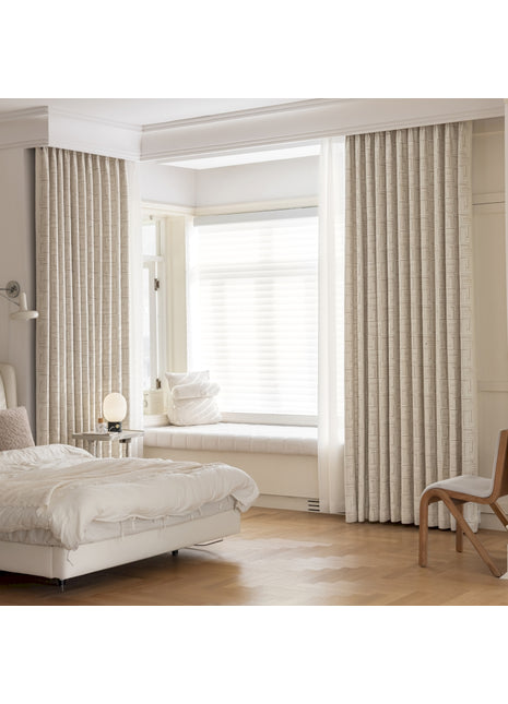 ein Schlafzimmer mit einem weißen Bett und einem Fenster