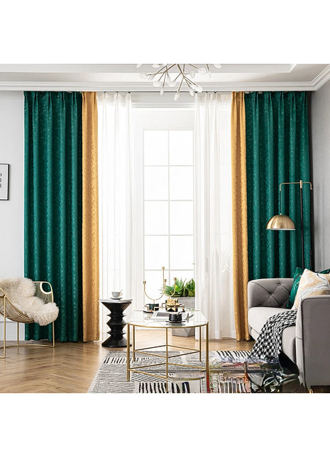 Wohnzimmer mit grünen und goldenen Vorhängen