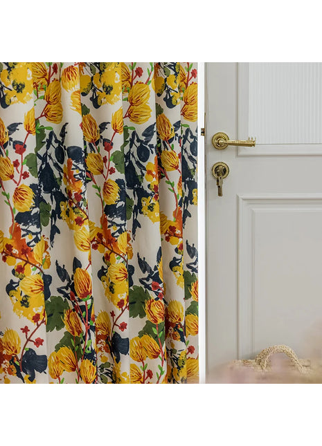 Vorhang mit gelbem Blumenmuster