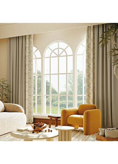 ein Wohnzimmer voller Möbel und einem großen Fenster