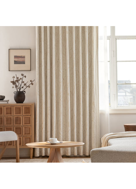ein Wohnzimmer mit Sofa und Tisch