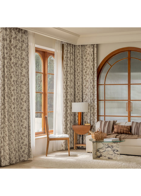 ein Wohnzimmer voller Möbel und einem großen Fenster