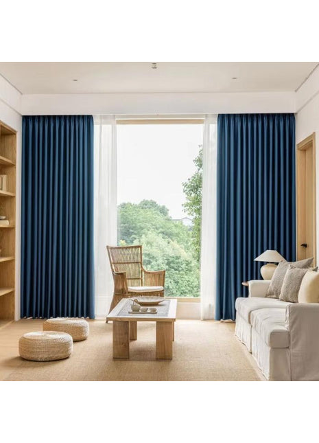 ein Wohnzimmer voller Möbel und einem großen Fenster