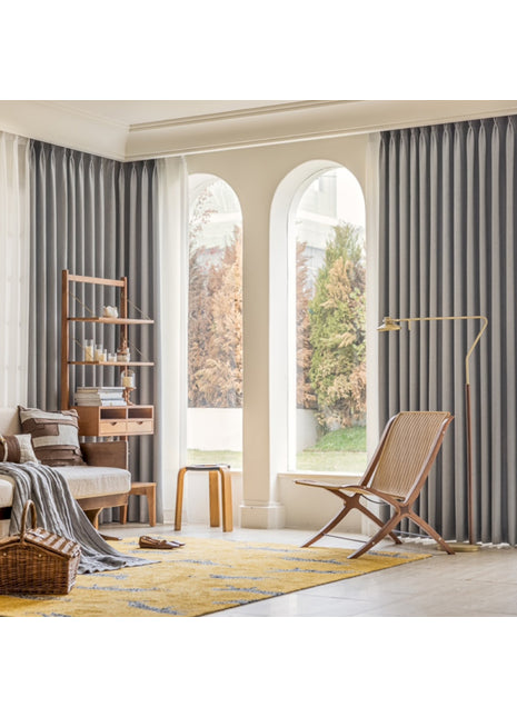 ein Wohnzimmer voller Möbel und einem großen Fenster