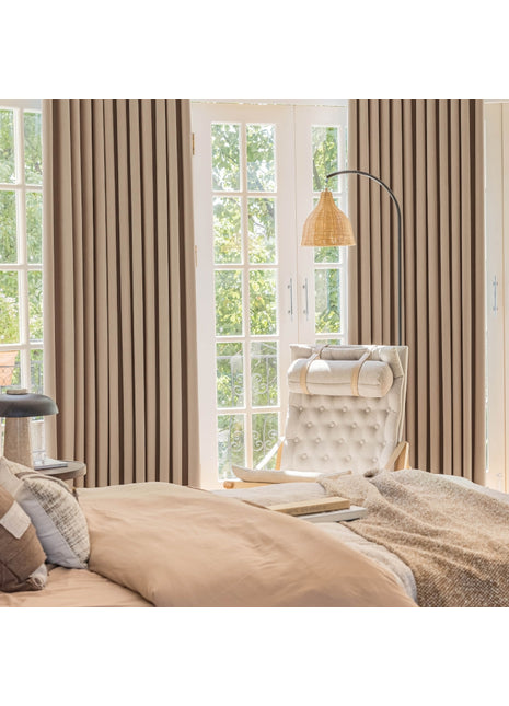 ein Schlafzimmer mit Bett, Stuhl und Fenster
