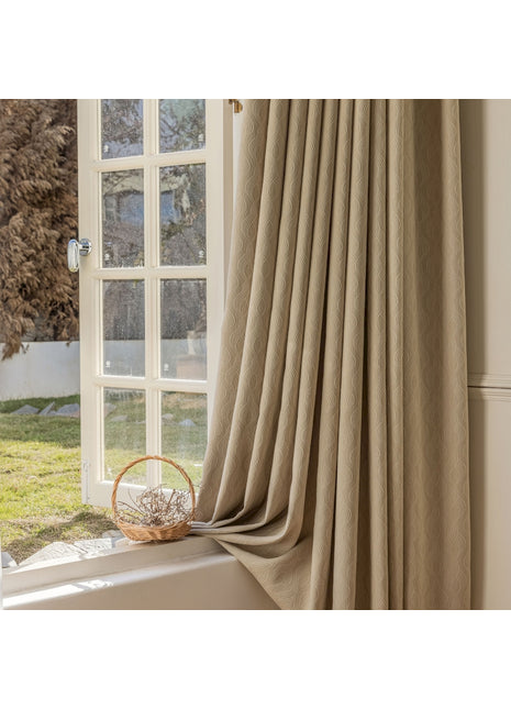 Ein Fenster mit einem Vorhang und einem Korb auf der Fensterbank