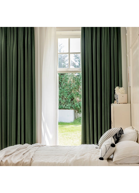 ein Schlafzimmer mit einem Bett und einem großen Fenster