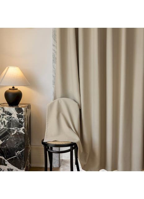ein Stuhl und eine Lampe in einem Zimmer