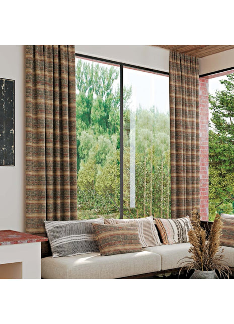 ein Wohnzimmer voller Möbel und einem großen Fenster