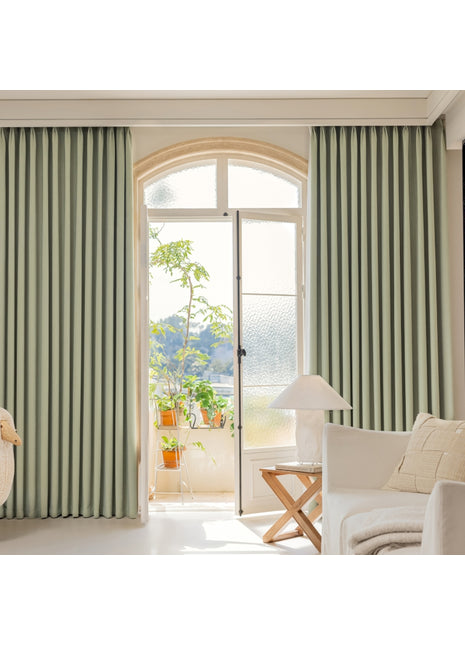 ein Wohnzimmer voller Möbel und einem großen Fenster