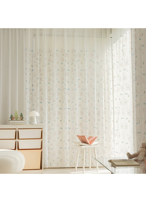 ein Zimmer mit einem Stuhl, einer Kommode und einem Fenster