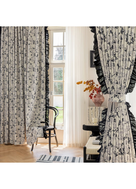 ein Wohnzimmer mit einem Sessel und einem Fenster