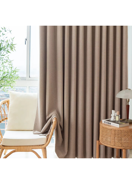 ein Wohnzimmer mit einem Sessel und einem Fenster
