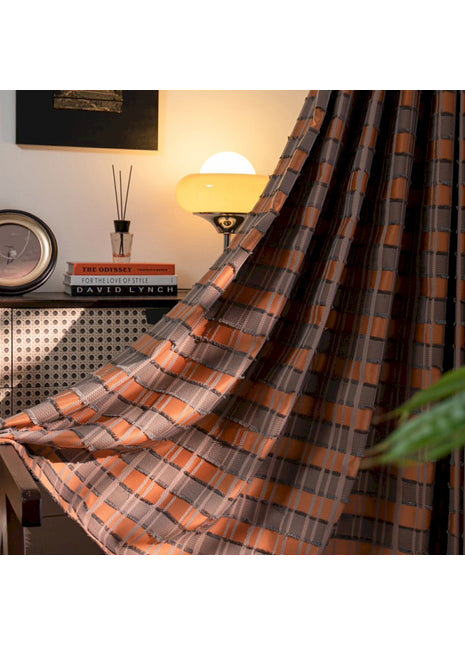 ein Zimmer mit einem Bett, einer Lampe, einer Uhr und einem Vorhang