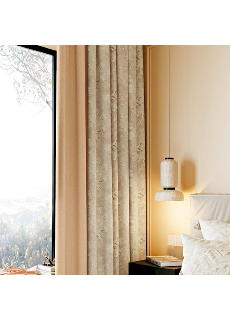 ein Schlafzimmer mit einem Bett und einem großen Fenster
