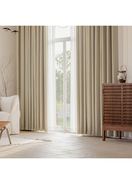 ein Wohnzimmer mit weißem Sofa und großem Fenster